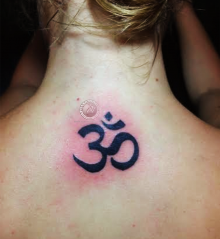 om-tattoo-simbul-disain-ubud-ongkara-pundak-bali